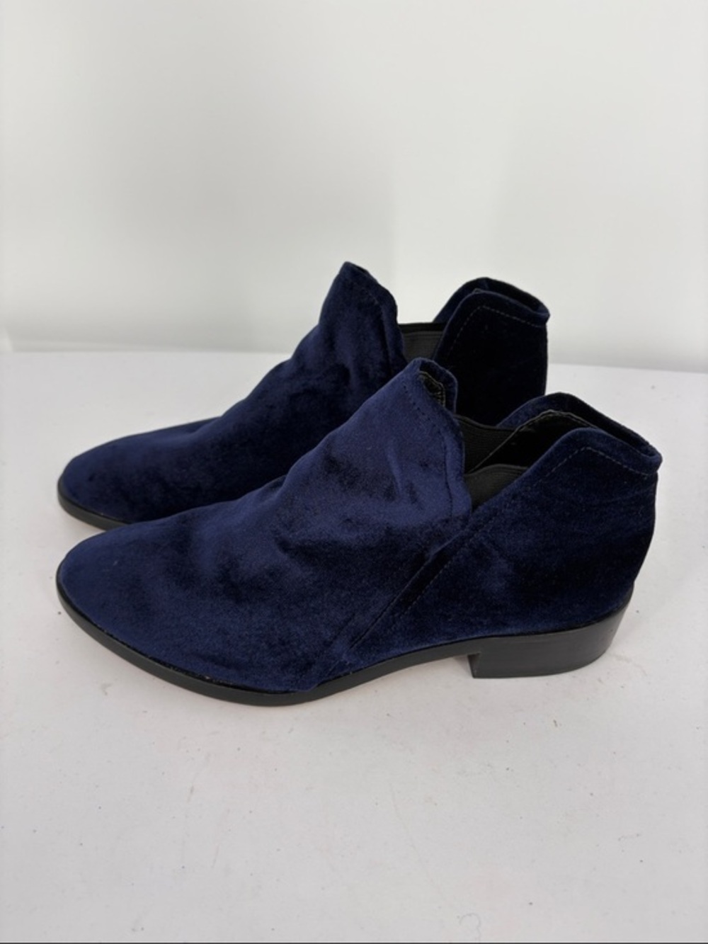 🐺 Dolce Vita Navy Velvet Ankle Booties